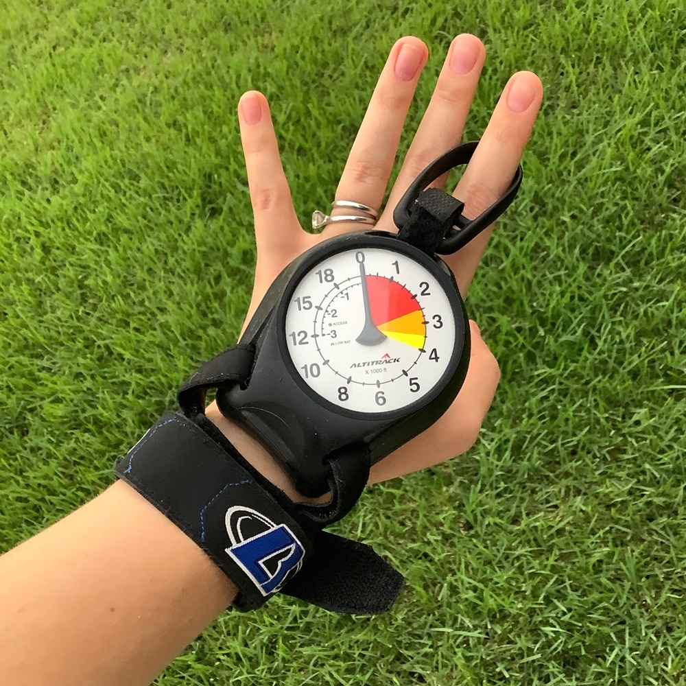 Electronic skydiving altimeter & logbook